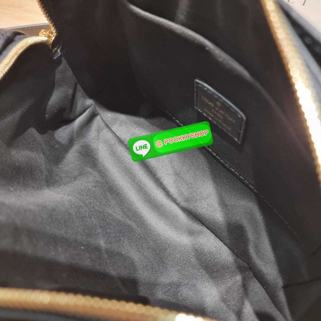 🔆 Model LV on the go east west 🔆 Details ใหม่ล่าสุด ดีไซน์กะทัดรัด กับกระเป๋าทรงโท้ทที่ใครเห็นต้องเป็นคลั่งรัก ยอดฮิต คลาสสิค ผู้ดี หรูหราได้ทุกลุค ทุกสไตล์ มาพร้อมหูจับในตัว คล้องแขน คล้องไหล่ก็ดูแพง หรือจะเกี่ยวสายครอสสะพายข้างก็อัพลุคได