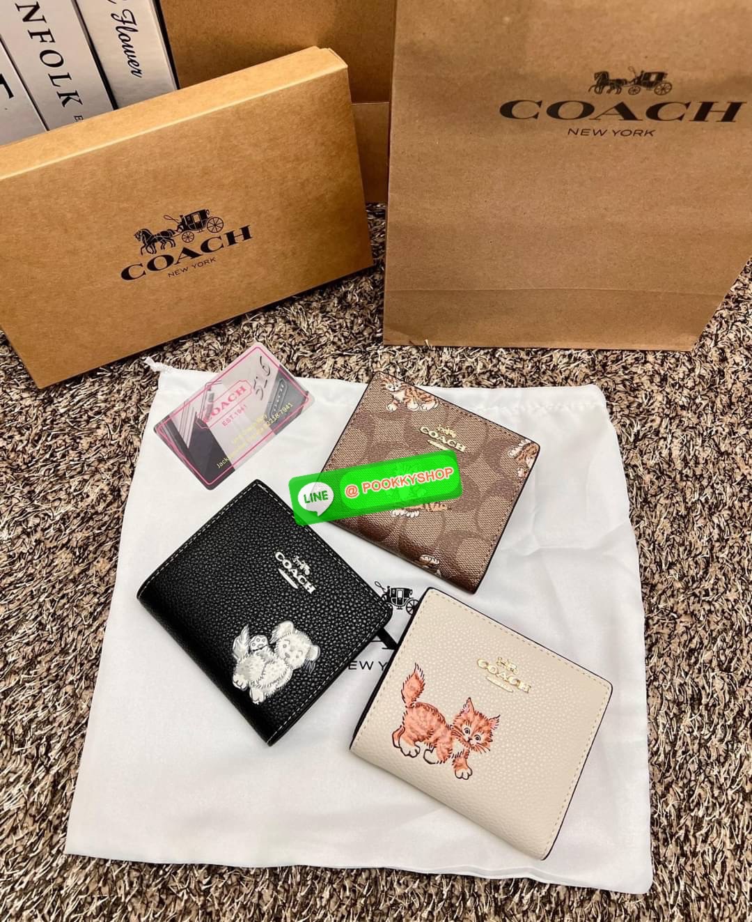 COACH SNAP WALLET ((cc472//cc920//cc922)) 🌍พร้อมส่ง ใหม่ล่าสุด สุดคิ้วว ห้ามพลาดก่อนหมดค่ะ! ✔️กระเป๋าเงินใบสั้น หนังแท้ สกรีนล์ลายน้องหมา//น้องแมว สุดน่ารักมากค่ะ ✔️เปิดปิดกระเป๋าแบบกระดุม ภายในมีช่องเสียบบัตร6ช่อง//ช่องใส่ธนบัตรตามย