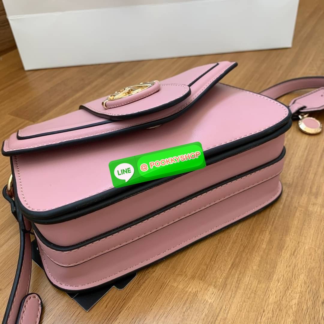 LYN กระเป๋าทรงน่ารักปุ๊กปิ๊ก สายสะพายหนัง เปิดปิดด้วยกระดุมแม่เหล็ก ฐานกว้างใส่ของได้เยอะ