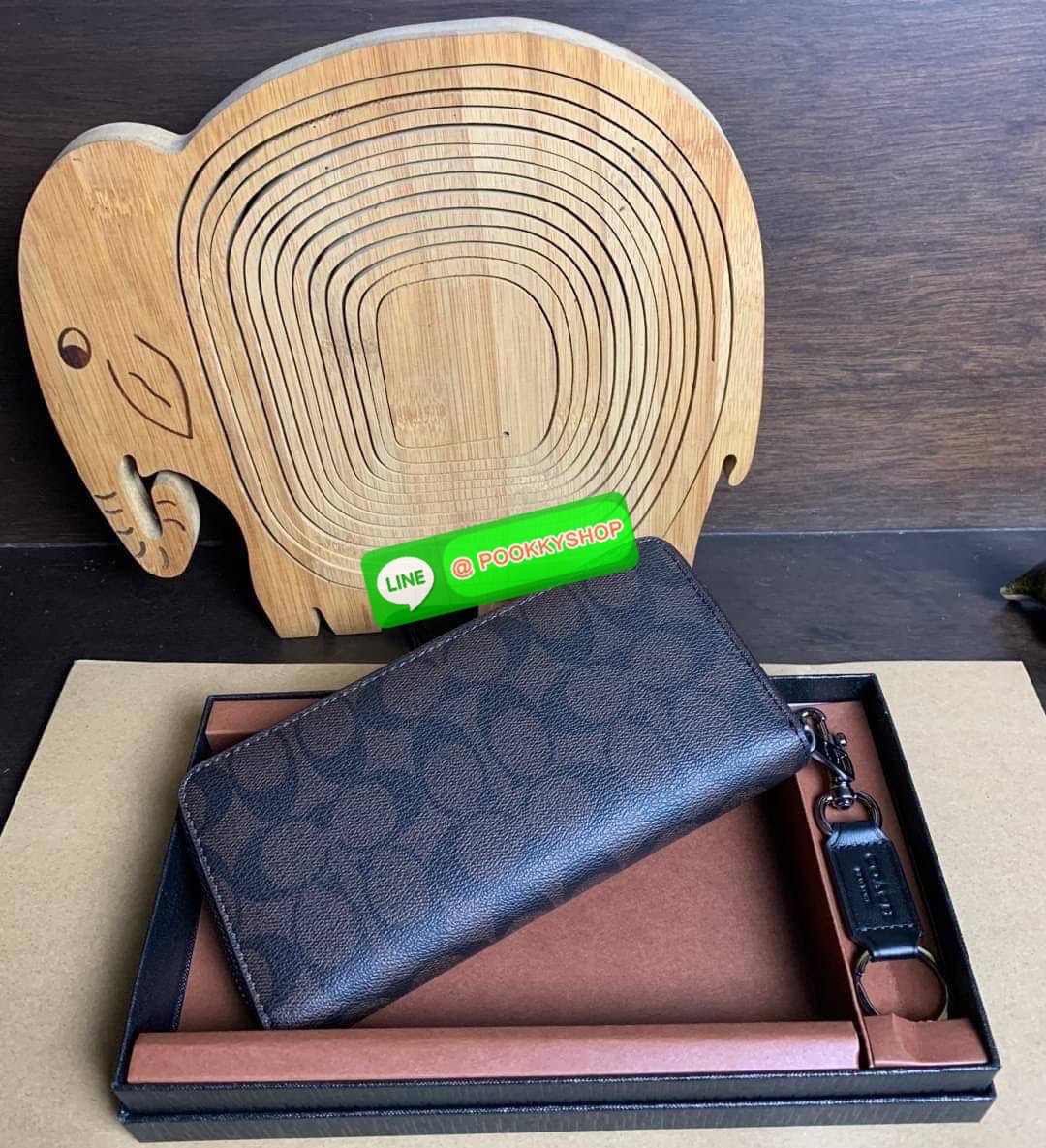 COACH ACCORDION ZIP WALLET IN SIGNATURE CANVAS กระเป๋าสตางค์ใบยาว ซิปรอบ ใช้งานง่าย ด้วยฟังค์ชั้น ด้านใน ใส่บัตรได้จุใจ มีช่องซิปใส่เหรียญตรงกลาง โดนใจหลายๆคนไปเรียบร้อยและคลาสสิค เรียบหรูดูแพงตลอดกาล ยกให้รุ่นนี้เลย