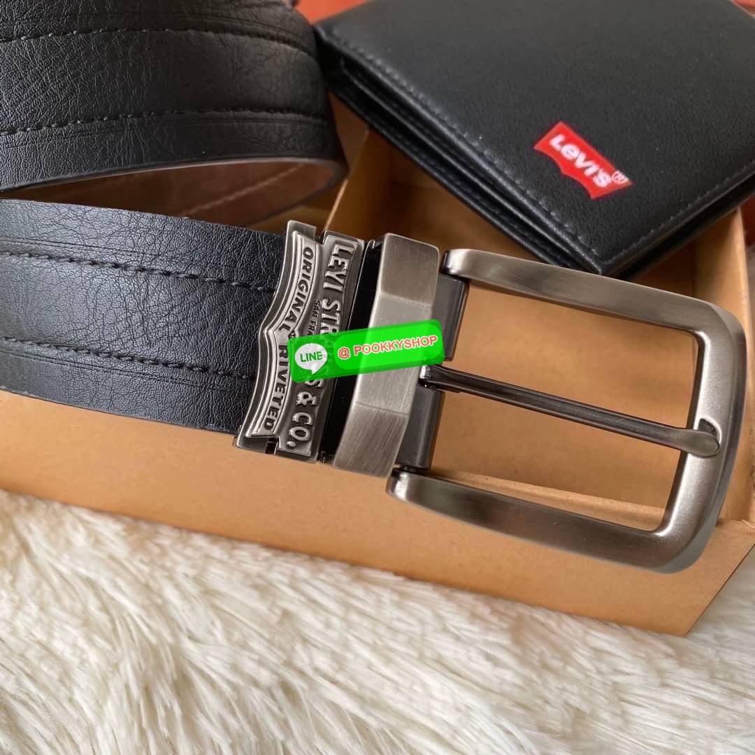 กระเป๋าสตางค์+เข็มขัด Levi's กระเป๋าด้านหน้าปั๊มโลโก้แบรนด์ด้านในมีช่องใส่บัตร และมีช่องใส่ธนบัตร 2 ช่อง ส่วนตัวเข็มขัด Levi's หัวเข็มขัดเป็นแบบลำลอง ด้านหน้าปั๊มอักษรแบรนด์ ตัวสายสีน้ำตาลดำ ด้านหลังปั๊มชื่อแบรนด์ มีแท็กป้ายติดตัวเข็มขัด