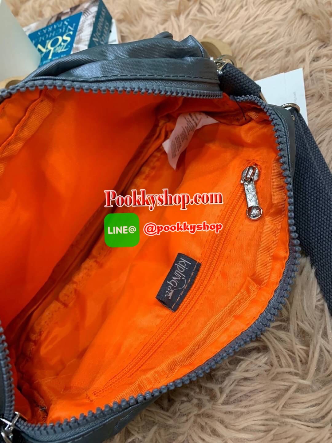 KIPLING HALIMA CROSSBODY BAGS กระเป๋าสะพายจาก Kipling ทำได้หลากหลายสไตล์ ไม่ว่าจะเป็นสะพายข้าง สะพายไหล่ หรือจะเป็นแบบรัดเอว ให้คุณได้เลือกสวมใส่ได้ตามสไตล์ของคุณ มีช่องซิปใช้งาน2ช่อง ใส่กระเป๋าสตางค์ยาวได้ มีสายสะพายเพิ่ม1เส้นปรับสายสะพายได้อย่างคล่องตัว