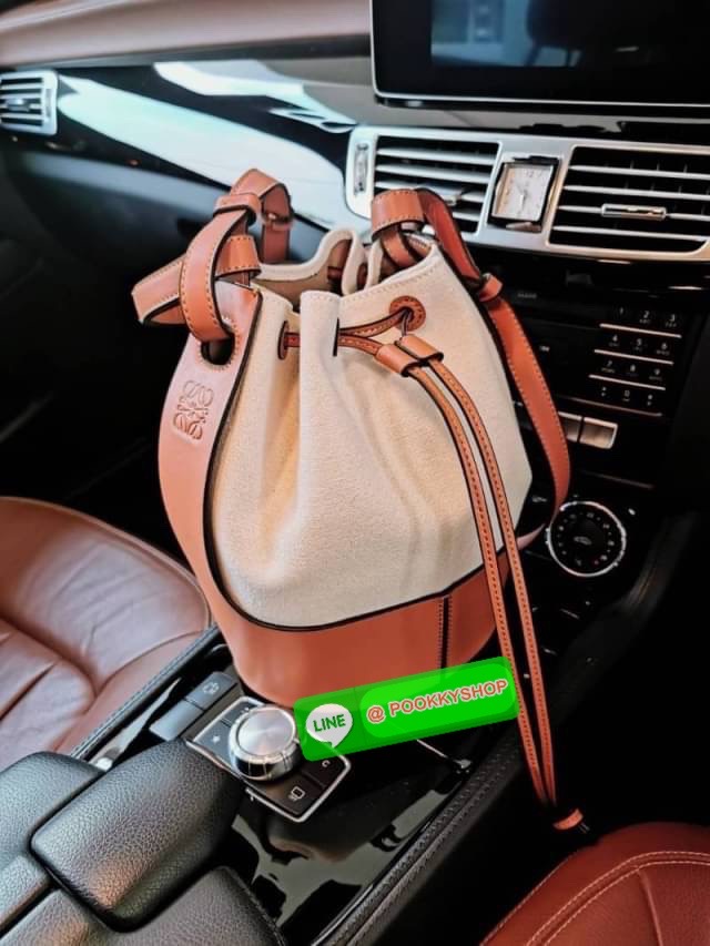✴️พร้อมส่งความสวย!✴️ NEW IN! LOEWE CROSSBODY BUCKET BAG GIFT WITH PURCHASE (GWP) กระเป๋าถือหรือสะพายพรีเมี่ยมกิ๊ฟ Limited Edition จาก LOEWE PERFUME DUTYFREE COUNTER วัสดุ Canvas & Leather calfskin ขนาดกำลังดี น้ำหนักเบา ภายในโล่งกว้างและจุ ส