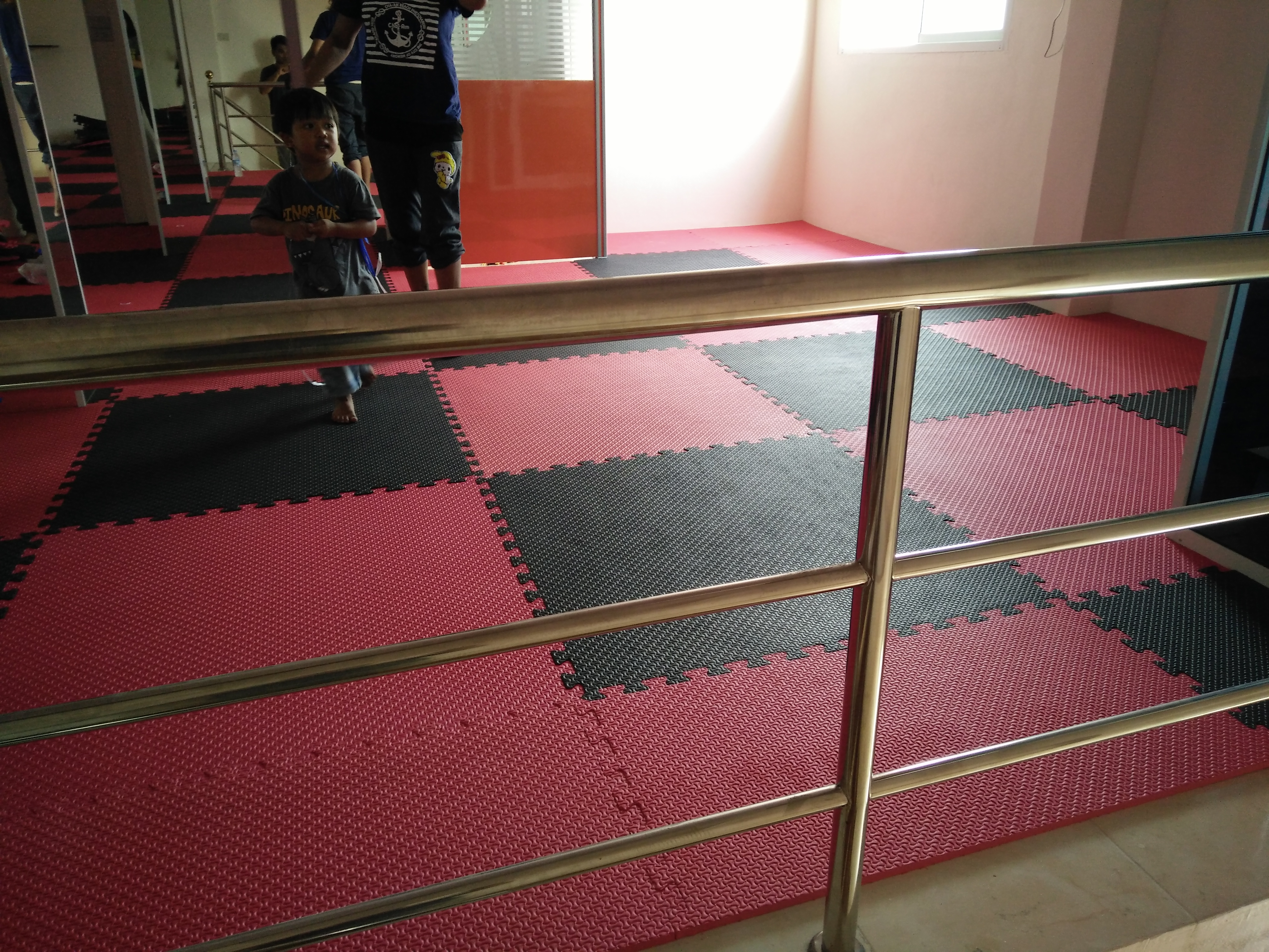 แผ่นยางปูพื้น แบบจิ๊กซอ ขนาด 1 x 1 เมตร หนา 15 มม.