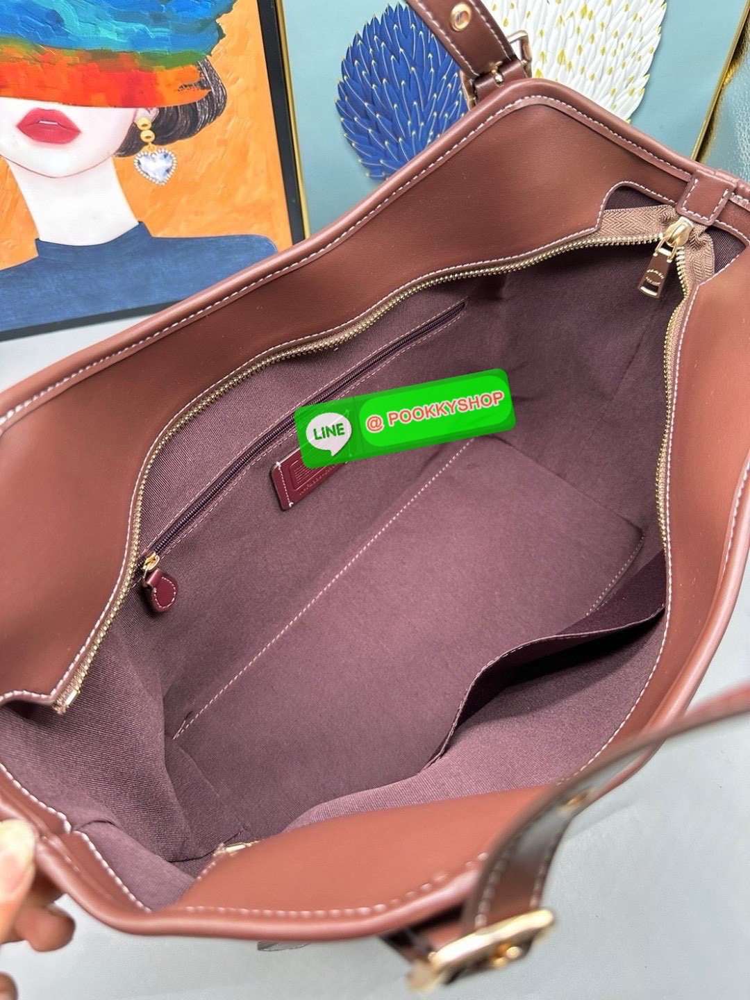 รุ่น: Coach CM076 – Gallery Tote In Signature Canvas • รายละเอียด: กระเป๋าทรง Tote รุ่น Gallery ลาย Signature Canvas คลาสสิก ตัดขอบหนังแท้สีดำเข้ม สายสะพายคู่ปรับระดับได้ ภายในกว้าง ใส่ของทำงานหรือเรียนได้สบาย มีช่องซิปหลัก 1 ช่อง และช่องเสริมด้านในอีกหลา