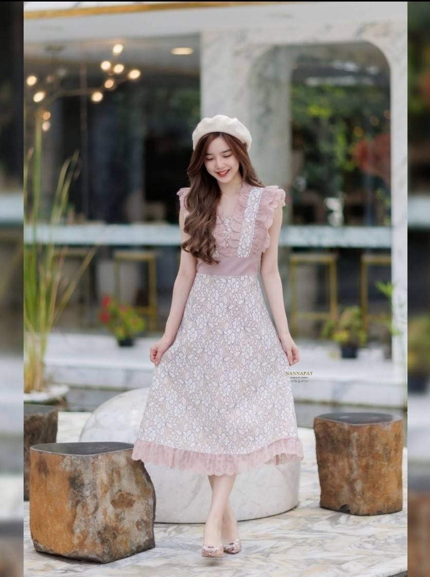 Dress สวยหรู ดูดี ดูแพงเลยคะ ใส่ได้ทุกโอกาสเลยนะคะ งานพรีเมี่ยม ผ้าลูกไม้ทั้งชุด หนานุ่มใส่สบาย มีซับในอย่างดี งานซิปหลัง อกระบายกำลังดี แต่งกระดุม ตัวกระโปรงบาน พริ้วสวย ราคาสุดคุ้ม เห็นงานจริงต้องว้าวแน่นอนคะ