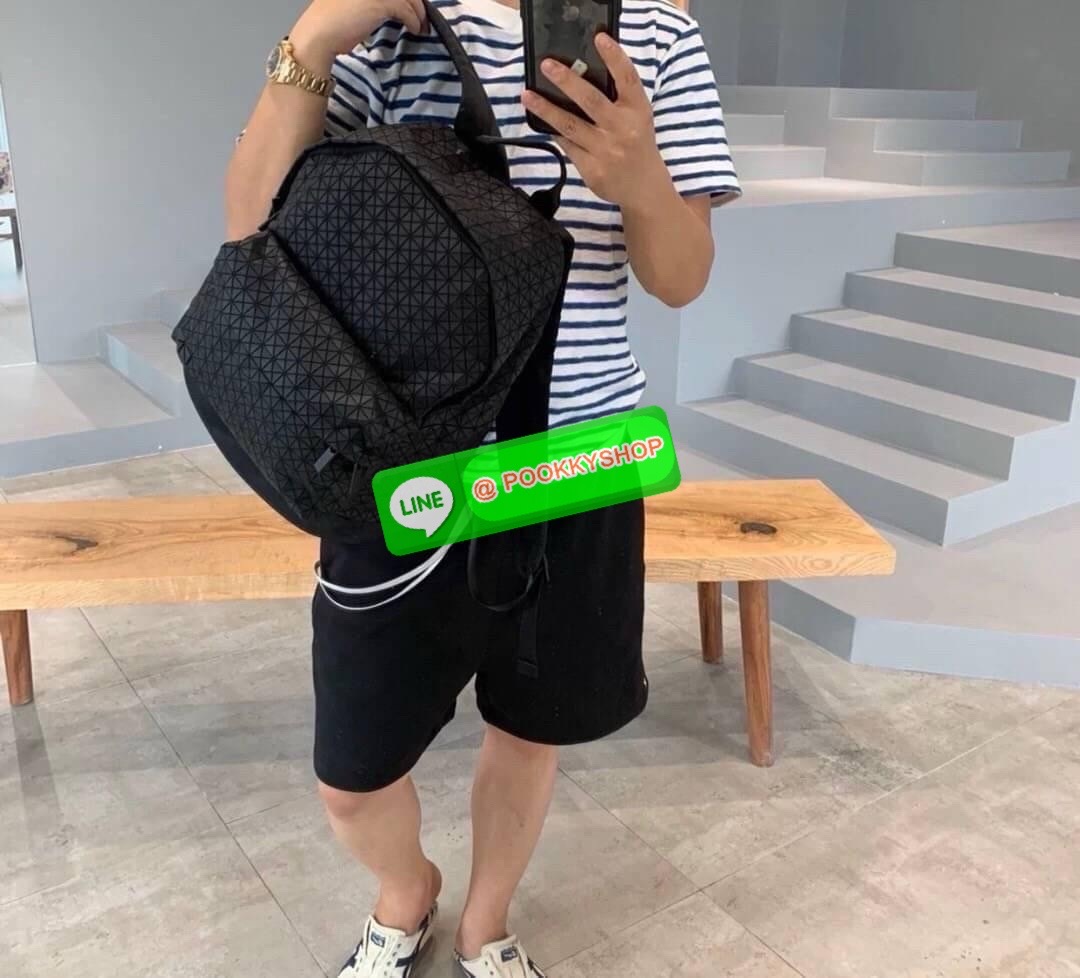 BAO BAO ISSEY MIYAKE KURO DAYPACK BACKPACK 🔖กระเป๋าเป้รุ่นฮอตทรงเรขาคณิตที่สุดในญี่ปุ่น KURO ภาษาญี่ปุ่นคือมาความเก๋ไก๋ เป็นกระเป๋าเป้ที่น้ำหนักแต่สามารถรับน้ำหนักได้ดี 🔖วัสดุ โพลียูรีเทน(Polyurethane) น้ำหนักเบา มีความแข็งแรง 🔖เปิ
