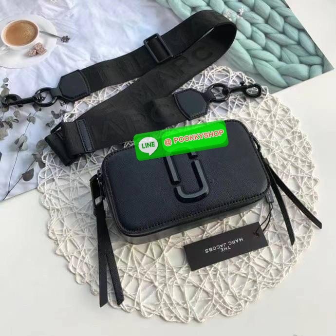 March Jacop Snapshot MJ Cross Body Bag กระเป๋าสะพายข้าง วัสดุหนัง Saffiano ด้านหน้าประดับด้วยโลโก้ J อันเป็นสัญลักษณ์ของแบรนด์ อะไหล่ทองหรูหรา มาพร้อมสายสะพายโลโก้แบบปรับได้ แบ่งเป็น2ช่องซิป ใบนี้คือเรียบหรูแต่ดูดีมาก ไม่ควรพลาดเลยค่า