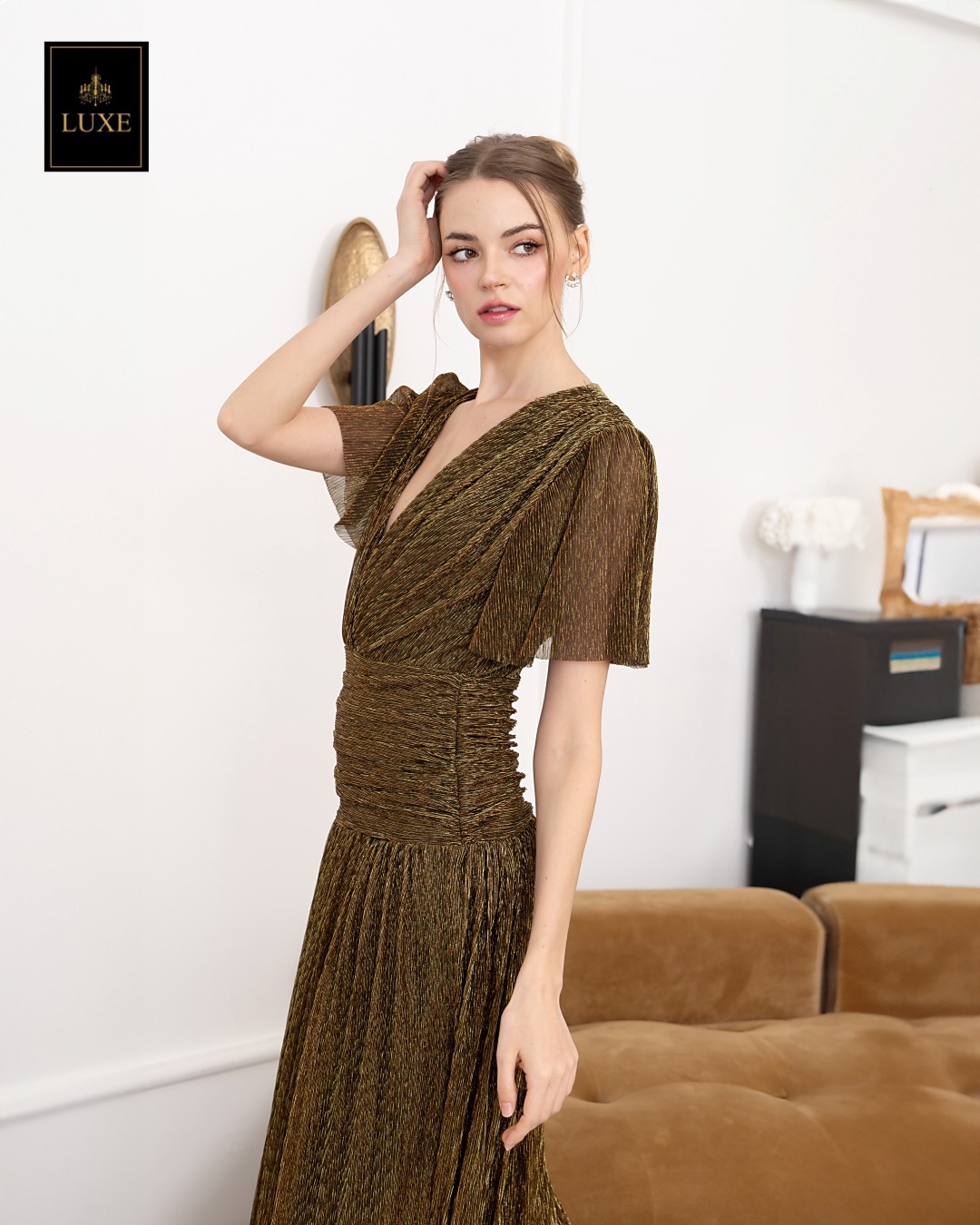 เดรสแฟชั่น แม็กซี่เดรสเสื้อคอวีป้าย แขนระบาย กระโปรงจับเดรปเข้ารูปตรงสะโพก