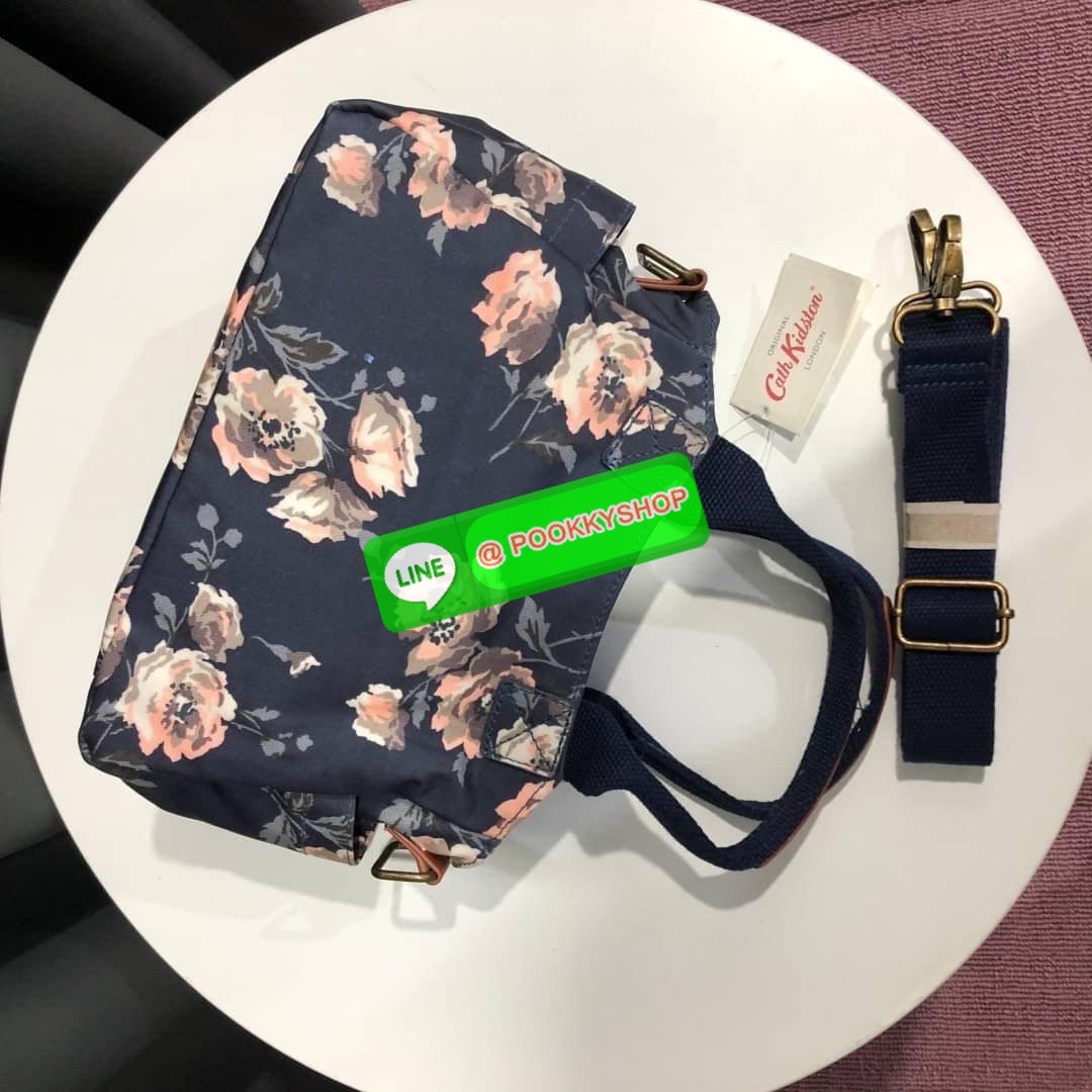 Cath Kidston Mini day Bag กระเป๋าถือหรือสะพายสุดชิค เหมาะสำหรับใช้สะพายในวันทำงานหรือวันสบายๆ เก็บของใช้ระหว่างวันได้เยอะค่ะ เปิด-ปิดด้วยซิป ด้านในมี 1ช่องใหญ่ ช่องซิป 1ช่องและช่องเล็กให้แยกเก็บมือถือของจุกจิก สวยคุ้มมากๆ มีหูจับ มาพร้อมสายสะพายยาวปรับระด