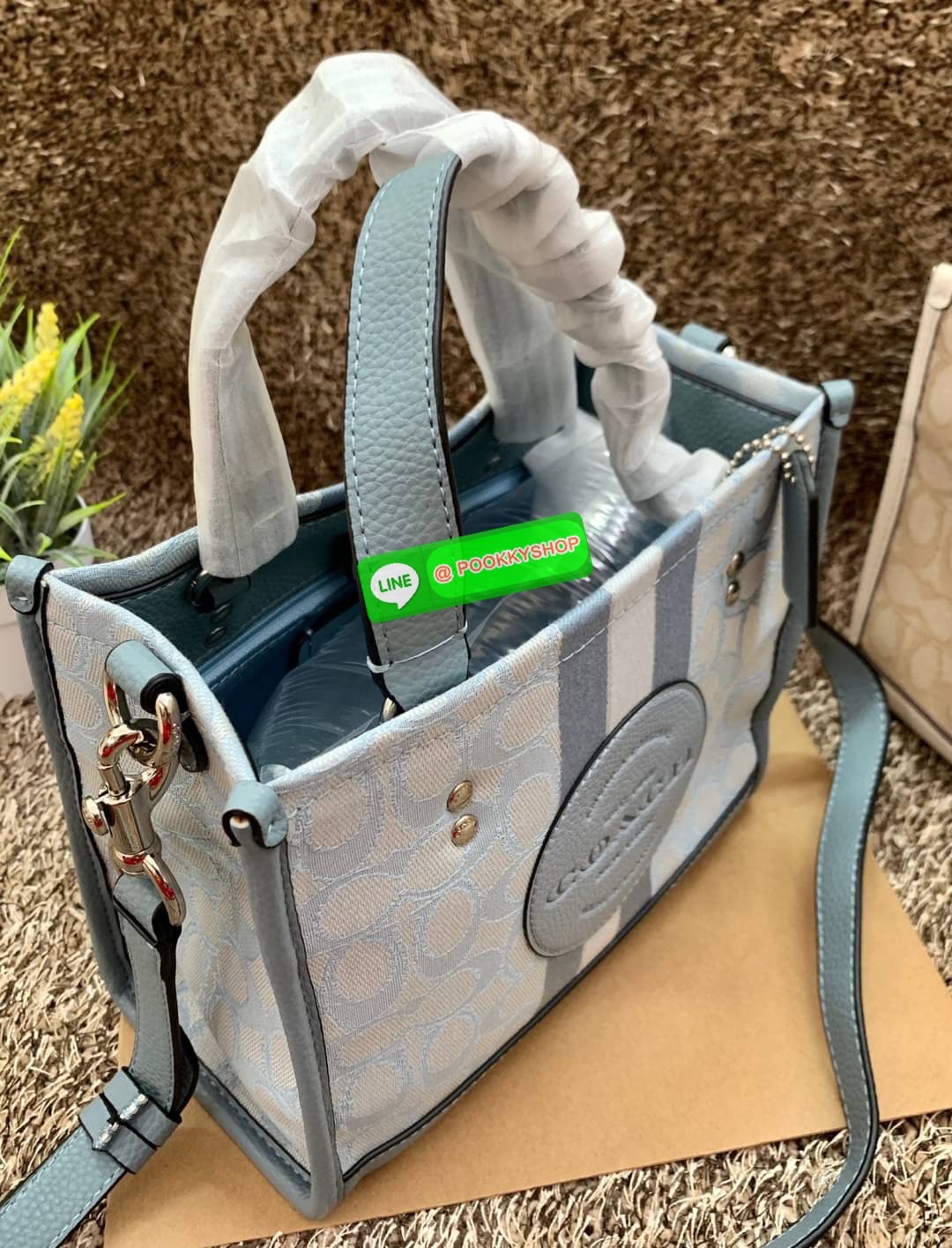 COACH DEMSEY TOTE IN SIGNATURE JACQUARD WITH COACH PAT ((C8417//C5115)) พร้อมส่งที่ไทย ห้ามพลาด สีน้องสวยมากๆค่ะ กระเป๋าทรงTote ขนาดพอดีลำตัว ใช้วันไหนๆก็เหมาะมากค่ะ วัสดุJacquard ทอลายแบรนด์ ตัดขอบหนังแท้ สวยงามมากๆค่ะ ด้านหน้าจะมีป้ายวงกลมโลโก้แบรนด์อัน