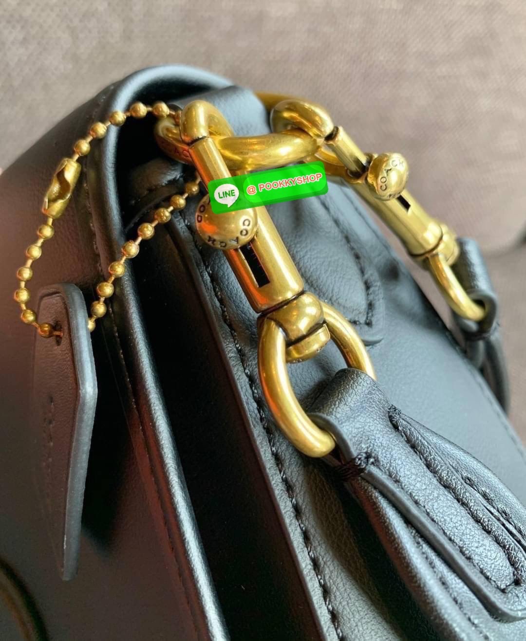 COACH SOFT TABBY SHOULDER BAG ((C4823)) 📣พร้อมส่ง รุ่นฮิต นาทีนี้ที่สาวๆต้องมีค่ะ! สุดคุ้ม! กับกระเป๋าหิ้ว//คล้องไหล่//สะพายข้างได้ หนังแท้เรียบ หรูดูสวยค่ะ เปิดปิดกระเป๋าแบบกระดุมแม่เหล็ก ประดับอะไหล่โลโก้ตัวใหญ่สวยมากๆ ภายในกระเป๋าสามารถใส่กระเป