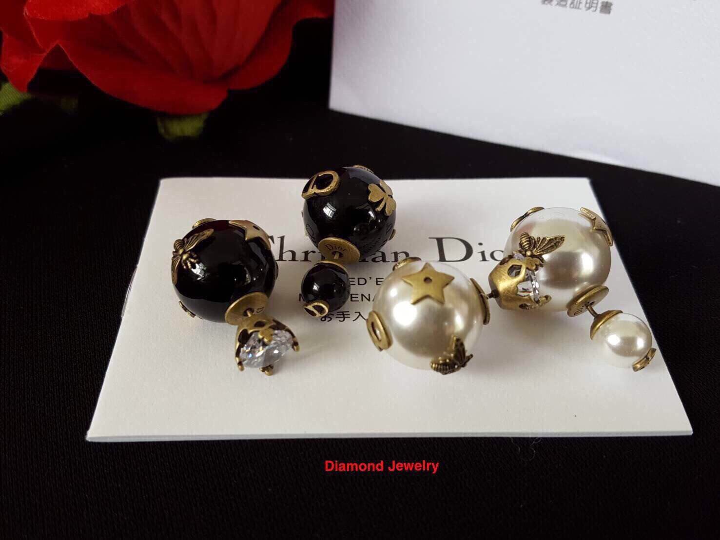 New Arrival !!!!! Dior Tribales Earrings ต่างหูดิอองานมุกรุ่นใหม่ ล่าสุดชนช็อป ดีไซน์สวยมากๆค่ะ มุกสวย ประดับอะไหล่ทองแอนทีคอย่างดี รุ่นนี้มีทั้งหัวมุกและหัวคริสตัลนะคะ มี 2 สีขาว/ดำ ตามรูปเลยค่ะ ไม่มีไม่ได้แล้ว รีบสั่งกันเข้ามาเลยจ้า