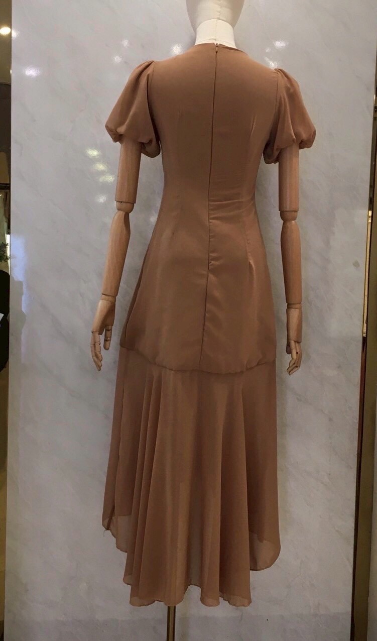 เดรสแฟชั่น Mocha Blossom Dress – เดรสชีฟองผูกอก สีมอคค่านุ่มละมุน