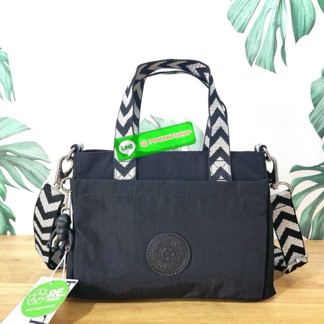 Kipling Kanaan กระเป๋าถือหรือสะพาย ขนาดเล็ก กะทัดรัด ดีไซน์เรียบ หรู วัสดุ ด้านนอก Nylon+ ซับใน Recycled Polyester มีช่องแยกใช้งานหลายช่อง ประกอบด้วย -ช่องซิแด้านหน้า 1 ช่อง -ช่องใช้งานหลักด้านใน 1 ช่อง พร้อมช่องแยกจัดเก็บ และ ช่องซิปย่อย -ด้้านหลังมีช่อง