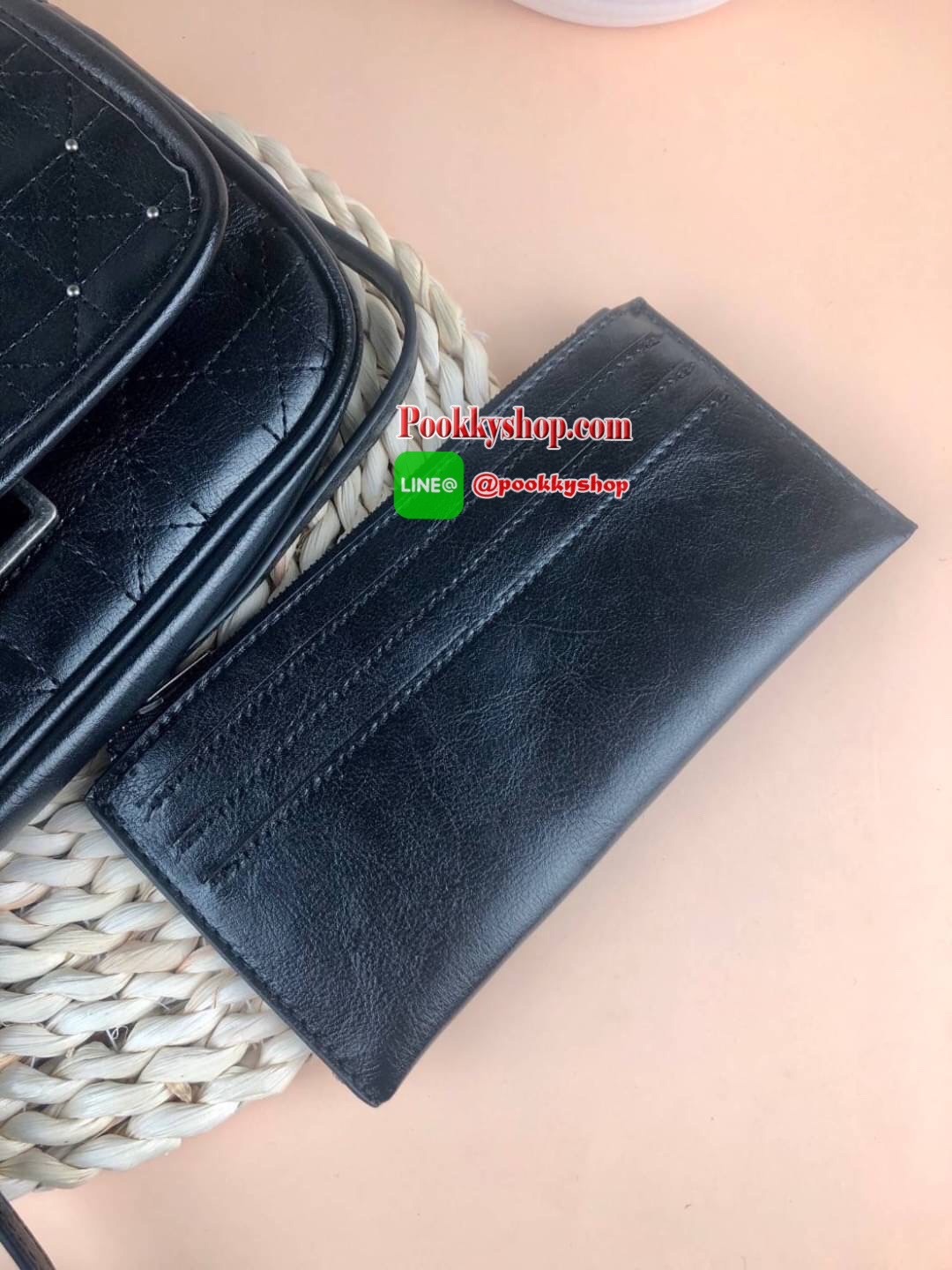 Zara soft rock crossbody wallet กระเป๋าสะพายครอสบอดี้ใบน่ารัก น้ำหนักเบา ที่ฝากระเป๋าแต่งหมุดน่ารักมากๆ ใบนี้ดูเท่แต่ลงตัวจริงๆค่า เปิดปิดแบบกระดุมแม่เหล็ก ด้านในมีกระเป๋าเล็กอีก 1 ใบ ใส่การ์ดได้ 6 ช่อง และช่องซิปใส่เหรียญได้ค่า ใบนี้จุของได้พอสมควรเลยนะค