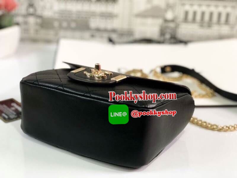 Chanel อเนกประสงค์ รุ่น Limited edition วัสดุหนังแกะเรียบขนาดเล็กกะทัดรัดน้ำหนักเบามีช่องใส่ของจุกจิกเปิดปิดด้วยฝาปิดกระดุม และซิป มีช่องใส่บัตร ช่องซิป ใส่กระเป๋าสตางค์ใบกลางได้ค่ะตัวจริงสวยมากๆถูกใจรีบจองนะคะใส่มือถือได้ทุกรุ่นสายสะพายยาวคู่สะพายได้สองแ