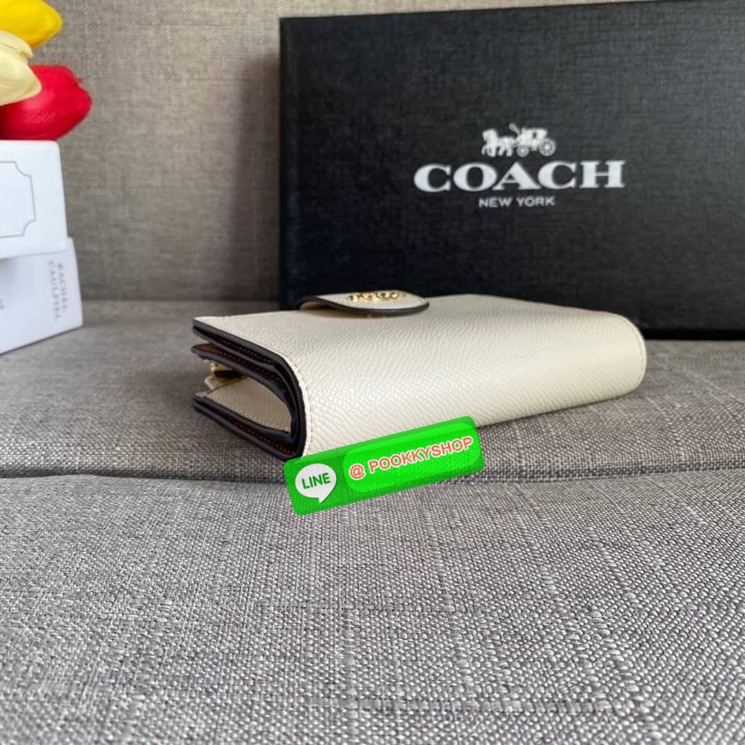 COACH 6390 MEDIUM CORNER ZIP WALLET กระเป๋าสตางค์ใบกลาง สีพื้นเรียบหรู วัสดุcrossgrain ภายในมีช่องใส่บัตรและธนบัตรได้ทุกชนิด มีช่องซิปใส่เหรียญ ขนาดกะทัดรัดพกพาง่าย คนชอบจัดระเบียบกระเป๋าสตางค์แนะนำเลยจ้า