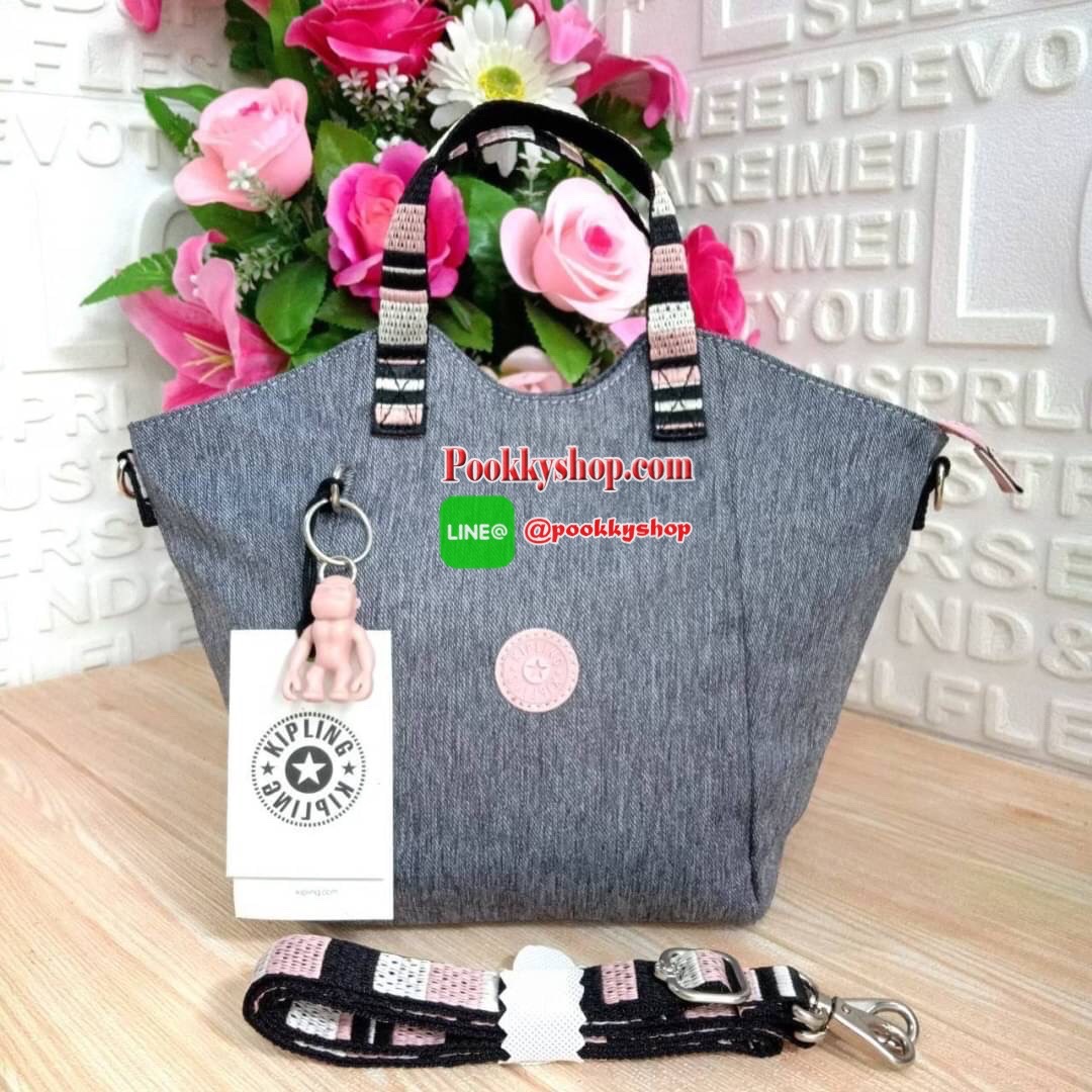 KILING NORI Handbag & Shoulder bag กระเป๋าถือหรือสะพายขนาดกลาง ทำจากวัสดุ ผ้า Nylonเคลือบ+Polyester น้ำหนักเบา จุดเด่นที่ช่องหลักมีขนาดใหญ่ พร้อมช่องซิปแยกย่อย สามารถใส่สัมภาระได้เยอะ มาพร้อมสายสะพายยาว สามารถปรับระดับได้ตามความต้องการ มีพวงกุญแจลิงห้อยตา
