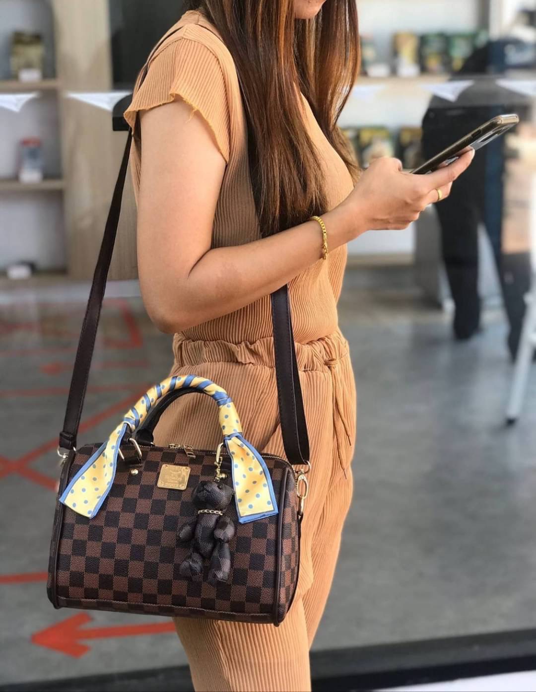 MS048 Be Bear Style My Fashion Bag หมีหมอนใหม่ !! มาแล้วค่าา ไฉไลสุดๆกับกระเป๋า shumiya ทรงหมอนสุดฮิตใบนี้ ด้านหน้าติดโลโก้แบรนด์อย่างดี มาพร้อมผ้าพันหูสุดน่ารัก ขนาดกระทัดรัดกำลังพอดี ได้ลุคคุณหนู cute สุดๆค่ะ !!! คล้องแขนได้ สะพายข้างได้ มีสายสะพายยาวถอ