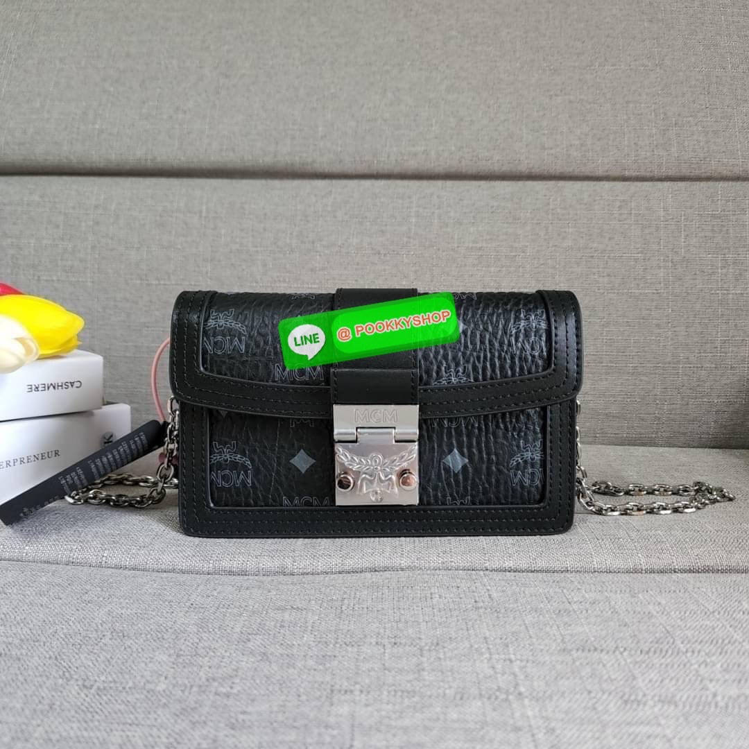 MCM Gretl Cossbody in visetos กระเป๋า Gretl กระทัดรัด ไอเทมใหม่ สุดฮิต ที่สาวๆต้องมีคะ วัสดุหนังแคนวาส ตัดหนังแท้ มาพร้อมสายสะพายโซ่อะไหล่สลับหนัง ข้างช่องโล่งสามารถใส่มือถือ iPhone Pro max ได้เหมาะสำหรับสะพายเที่ยวชิวๆในวันหยุดพักสบายๆ สีน้ำตาลคอนยัคทีแม