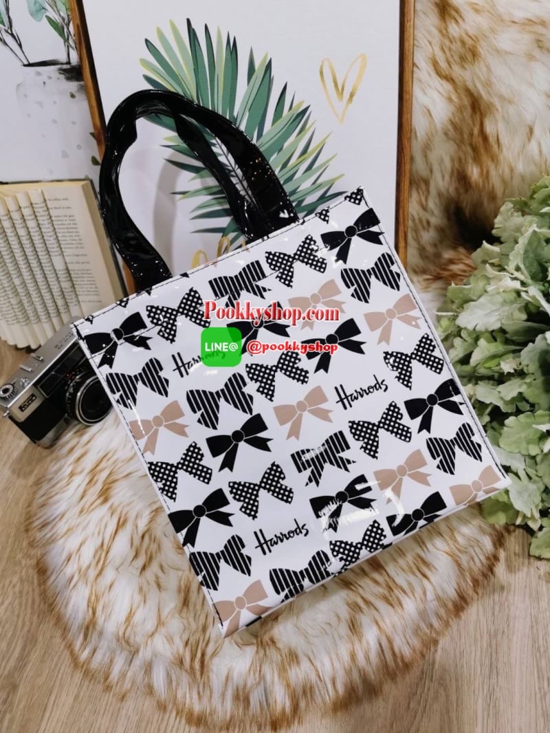 ลายนี้เข้าแล้วนะคะ! พร้อมส่งไอเท็มยอดนิยม! Harrods London Top-handle Shopping Bag กระเป๋า Shopping แบรนด์ดังจากอังกฤษรุ่นยอดนิยมวัสดุ PVC+Polyester 100% ของแท้เนื้อหนาอยู่ทรงกันน้ำ ขนาดกำลังดี น้ำหนักเบา เปิดปิดด้วยซิปสะดวกใช้หัวซิปปั้มโลโก้แบรนด์อะไหล่เง