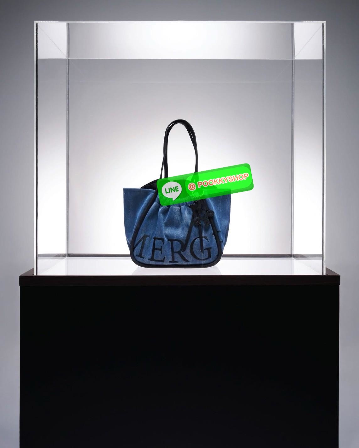 Merg A Day Bag Medium เฉดสีใหม่ 2 สี Smoky Denim กระเป๋ายีนส์ทรงโท้ท ดีไซน์เรียบเท่แต่มีลูกเล่นด้วยเชือกรูด เปิด-ปิดสะดวก ใบใหญ่จุของได้เยอะ มาพร้อมช่องด้านในและตัวล็อกสายคล้องกุญแจเพิ่มความปลอดภัย เหมาะกับสาวสายชิคที่ชอบสไตล์ลำลองแต่ยังดูมีคลาส ขนาดกระเป