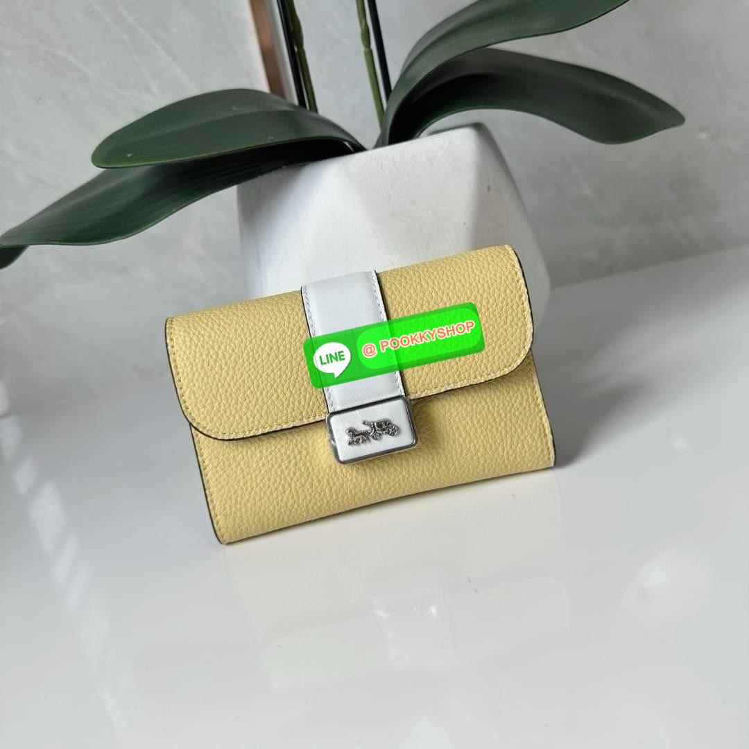 Coach Medium Grace Wallet (Cl421) 🔖กระเป๋าสุดหรูใบกลาง ขนาดกำลังดีกระทัดรัด 🔖วัสดุ : pebble leather 🔖ภายในมีช่องใบบัตรเครดิต 6 ช่อง มีช่องใส่เหรียญแยก สามารถใส่ธนบัตรแบงค์พันได้คะ