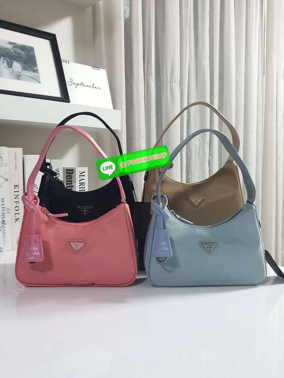รุ่นใหม่แนะนำ!! รุ่นขายดีในตำนานค่ะ กับงานพรีเมี่ยมกิ้ฟท์ PRADA NYLON HANDBAGS ขนาดกะทัดรัด #อะไหล่เงิน วัสดุทำจากผ้าNylon อย่างหนา อยู่ทรง กันน้ำได้ หายห่วงคะ ด้านหน้ามีโลโก้แบรนด์ เปิดปิดด้วยซิป มาพร้อมสายผ้า ไม่สามารถถอดได้ ภายในบุผ้าลายPrada และป้ายโล