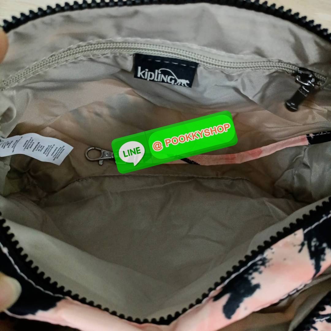 KIPLING RETH CROSSBODY BAG วัสดุ Nylon+polyester กระเป๋าสะพายข้างหรือ สะพาย Crossbody ได้ เปิด-ปิด ด้วยซิปปั๊มแบรนด์ที่หางซิป พร้อมช่องช่องหน้าแยกใส่ของใช้เล็กๆ น้อยๆ ได้ ช่องหลัก 2 ช่อง ด้านในโล่งกว้าง สามารถจุสัมภาระได้เยอะ มีช่องซิปด้านในและสายคล้องพวง
