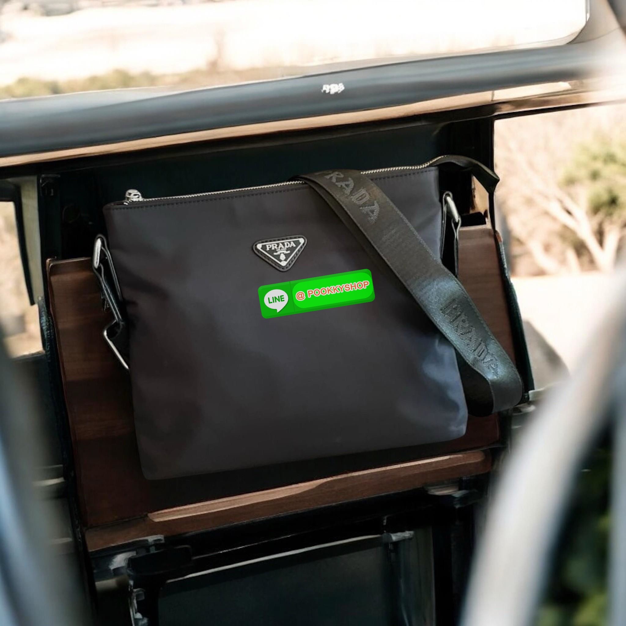 สำหรับคุณผู้ชาย เข้าแล้วค่ะ🌟🫶🏻 กระเป๋าทรง MASSENGER แบรนด์ PRADA อะไหล่เงินทั้งใบ ด้านในมีช่องใส่ของแบ่งเป็นสัดส่วน หลายช่อง เปิดปิดด้วยซิปยาว ใส่ IPADmini ได้สบาย จุของได้เยอะ มาพร้อมช่องซิปด้านในอีกหนึ่งช่อง ด้านหลังมีซิปใส่ของ ห