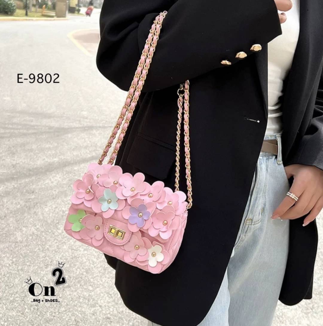 กระเป๋าสะพายชาแนล ทรงคลาสสิคเปิดหน้า แต่งดอกไม้รอบใบเพิ่มความ cute ไปอีก สายสะพายยาวครอสบอดี้ได้ค่ะ พร้อมส่ง 6 สีค่ะ