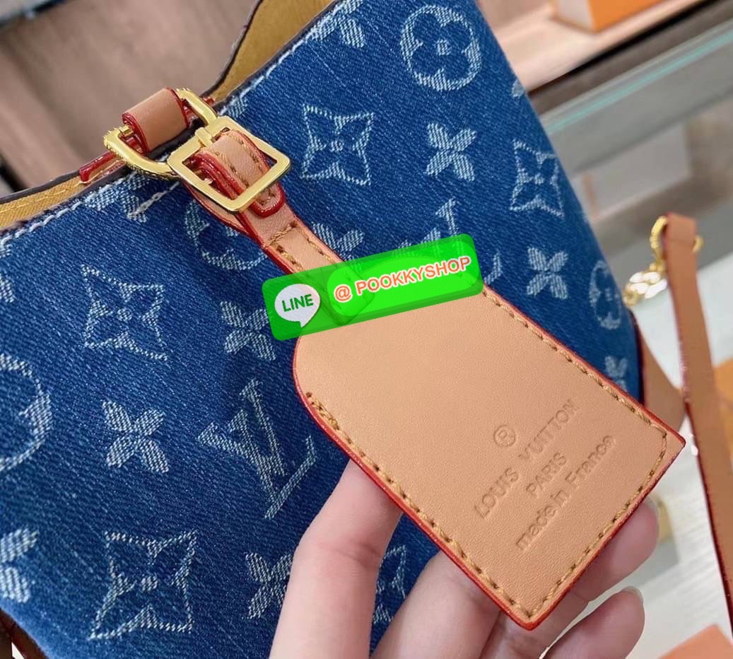 LV Vintage Denim Bag 8” Description: กระเป๋าวินเทจที่ทำจากผ้าเดนิมลวดลายโมโนแกรม ที่จับ ฐาน สายสะพาย กระเป๋าทำจากหนัง Calfskin และตกแต่งด้วยอะไหล่ทอง เปิดปิดด้วยสายคาดด้านหน้า ด้านในบุด้วยผ้า Marigold Alcantara เป็นช่องขนาดใหญ่ มีพื้นที่สำหรับใส่ของใช้จำเ