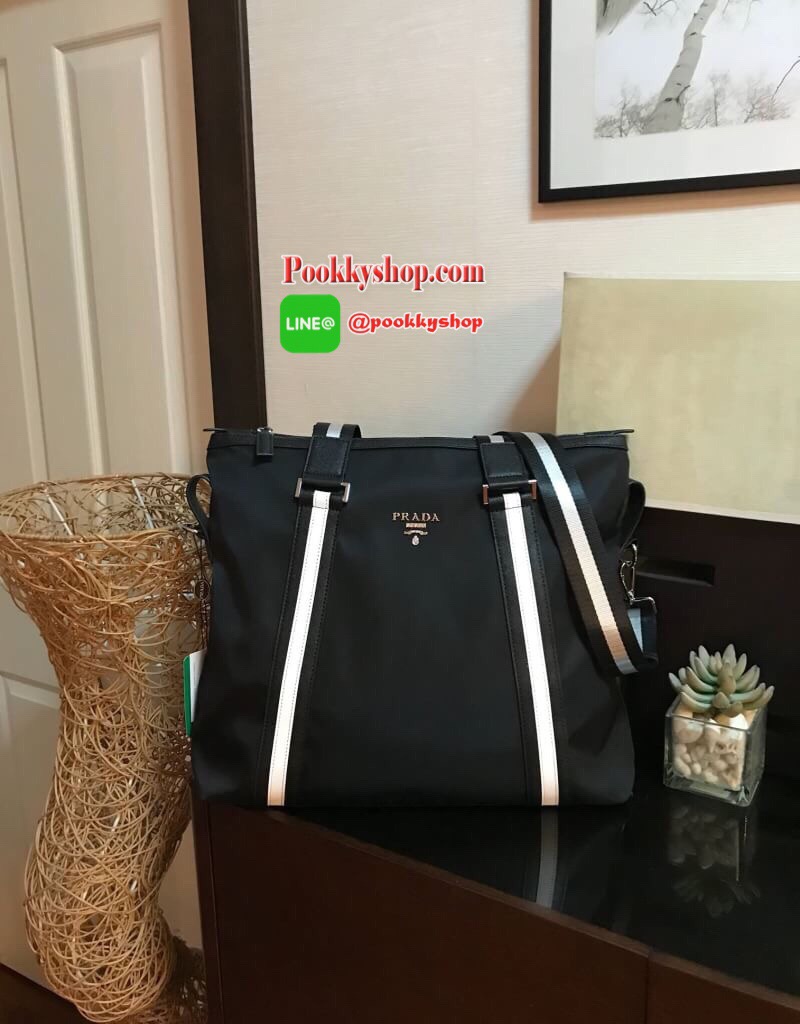Don't Miss! PRADA NYLON LARGE HANDBAG กระเป๋าถือหรือสะพาย Limited edition VIP Gift With Purchase (GWP) จากเคาน์เตอร์แบรนด์วัสดุ Nylon&Polyester100% เนื้อหนาคุณภาพดีตามแบบฉบับแบรนด์ ด้านหน้าประดับโลโก้เปิดปิดด้วยซิปสะดวกใช้ หูกระเป๋าและสายสะพายสีดำตัด