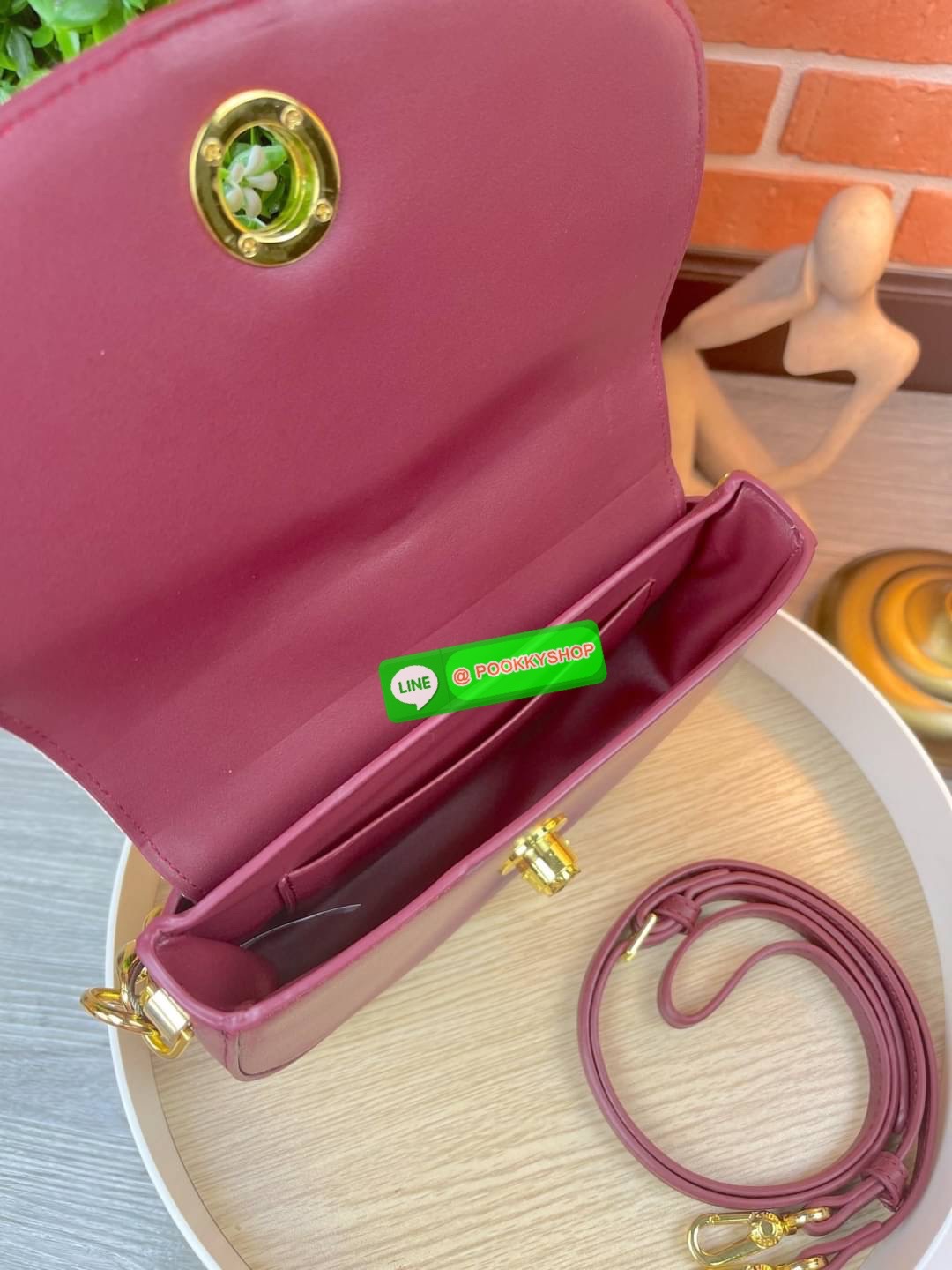 Charles & Keith Fabric Print Chain Shoulder Bag กระเป๋าถือ/สะพายทรงสวยหรู ด้านหน้ากระเป๋าแต่งผ้าปริ้วท์ลายสวยงาม หูหิ้วคล้องแขนเป็นแบบโซ่ทองหรูหรา ด้านหลังมีช่องใส่ของได้ เปิดปิดแบบตัวกดล็อก ด้านในจุของได้พอสมควรเช่น กระเป๋าเงินใบกลาง กุญแจรถ iPhone pro m