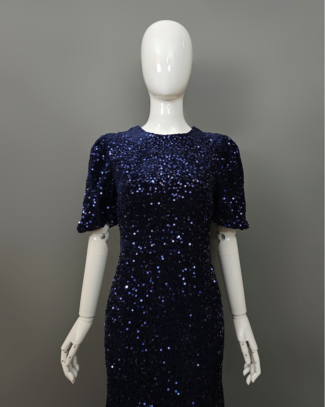 เดรสเสื้อคอกลม แขนสั้นปลายแขนพอง ชายกระโปรงบานเล็กน้อย