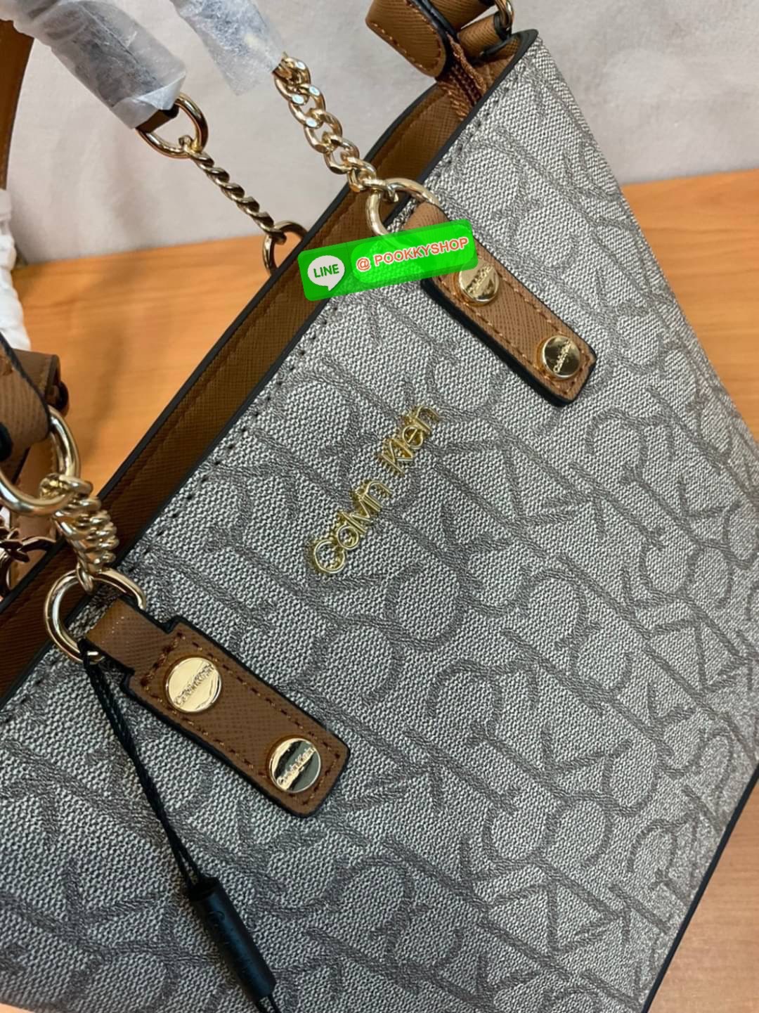 Calvin Klein Monogram Shopping Bag คอลเลคชั่นใหม่ล่าสุด ของมันต้องมี สวยหรูดูแพงมาก สำหรับรุ่นนี้!!! กระเป๋าถือ/สะพาย Crossbody รุ่นใหม่ชนช้อป รุ่นยอดนิยม วัสดุ PVC คุณภาพดี น้ำหนักเบา ด้านหน้าประดับด้วยโลโก้แบรนด์ ตัวกระเป๋าลาย monogram สวยหรู รอบใบ มาพร
