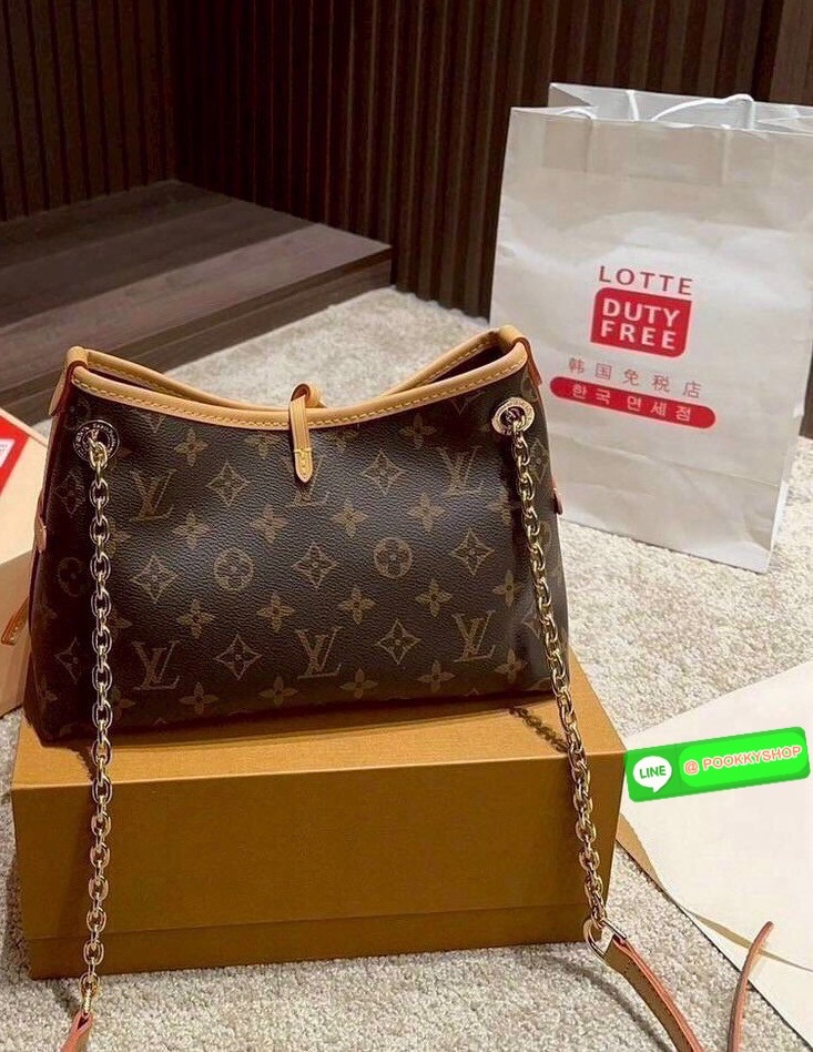 🕊️ พร้อมส่ง | LV CarryAll BB bag กระเป๋าสะพายแครี่ออล ไซส์ใหม่ ดีไซส์ใหม่สุดไอคอนิกปรับโฉมใหม่ประจำฤดูกาลในดีไซน์สุดชิค ตกแต่งสายโซ่สีทองงดงามด้วย Monogram Flower เสริมดีเทลอันเป็นเอกลักษณ์อย่างเนมแท็กหนังสีตัดกันเข้ากับสีเชือกรูดปิดกระเป๋าอย่างลง