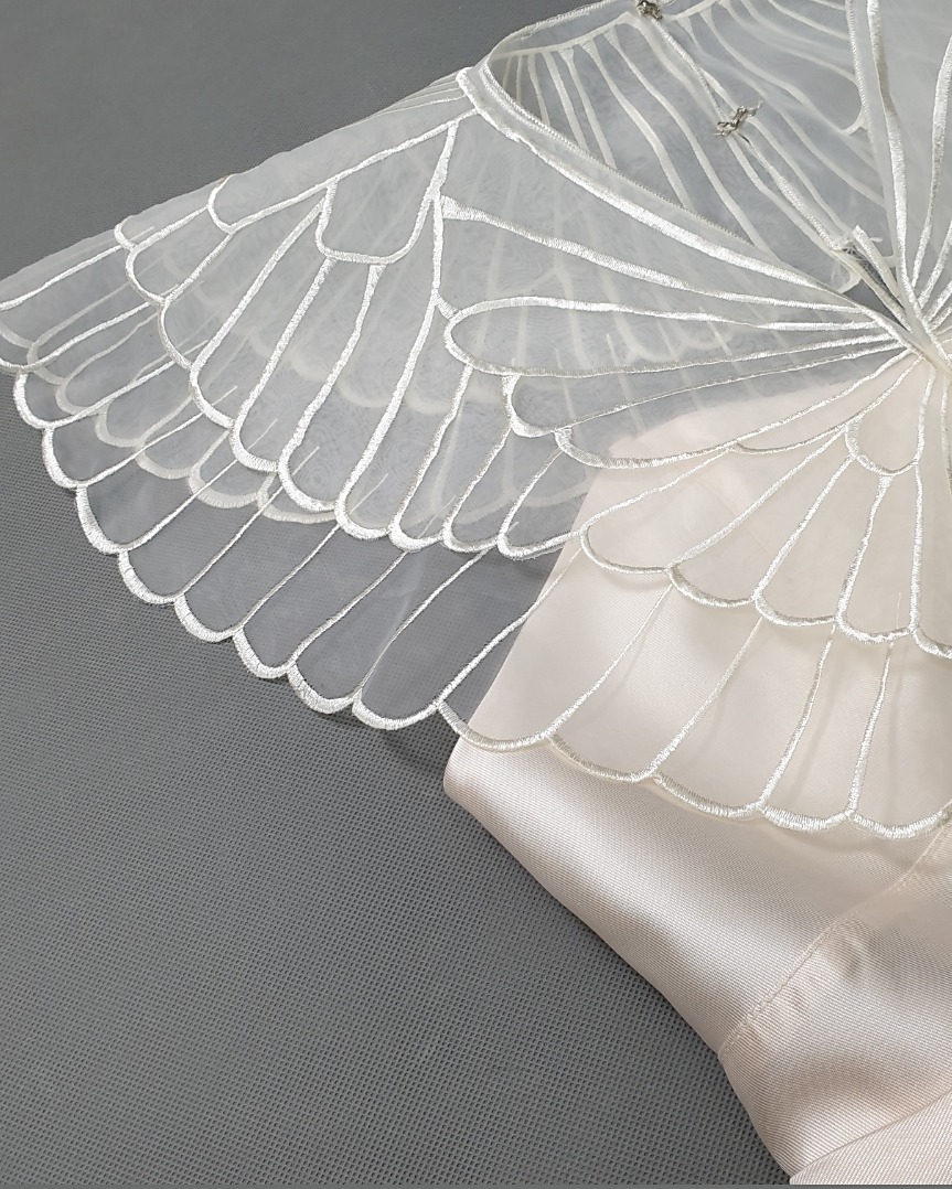 เดรสแฟชั่น เดรสเสื้อคอวีผ้าดัตเชสทวิล ปักลายผีเสื้อสีขาว กระโปรงผ้าออแกนดี้อัดพลีท