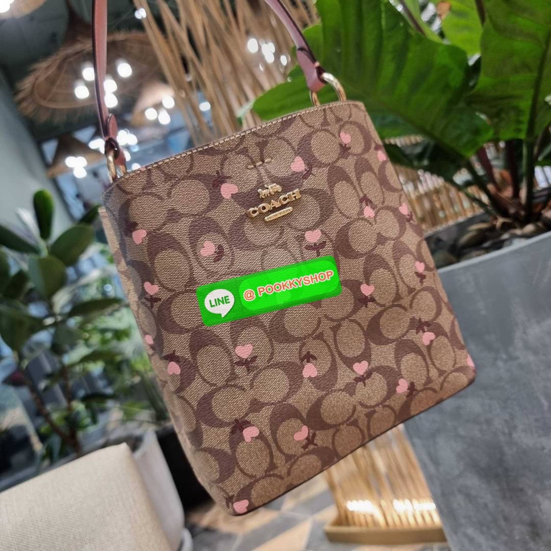 COACH C3238 SMALL TOWN BUCKET BAG IN SIGNATURE CANVAS WITH HEART FLORAL PRINT กระเป๋าบัคเก็ตน่ารักสดใส ลายพริ้นท์หัวใจเต็มใบ ดีไซน์ตัดกับสีกากีได้อย่างลงตัว วัสดุหนังแคนวาสเคลือบลาย ปากกระเป๋าเปิด-ปิดด้วยกระดุมแม่เหล็ก 2ฝั่ง มีหูจับในตัวและสายสะพายข้างมาใ