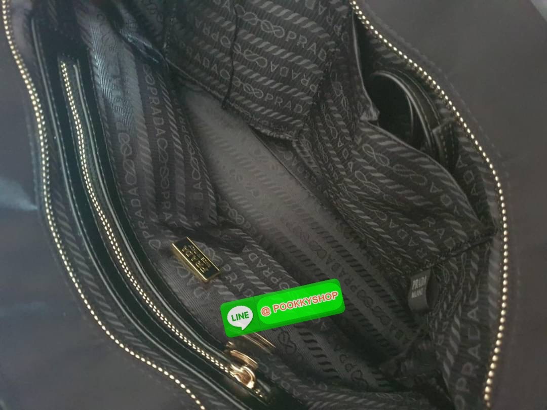 BACK IN STOCK! รุ่นขายดีมาก💞 PRADA NYLON กับรุ่น HANDBAGS กระเป๋าถือสะพาย จากงานพรีเมี่ยมกิ้ฟใหม่ บอกเลยว่า ใบนี้วัสดุเป็น NYLON กันน้ำทั้งใบ ตัวกระเป๋ามาพร้อมสายเข็มขัดคาดด้านหน้าและด้านหลัง ให้ความหรูหราไปอีกแบบ หูกระเป๋าสามารถทำทรง ตั้งและพับได