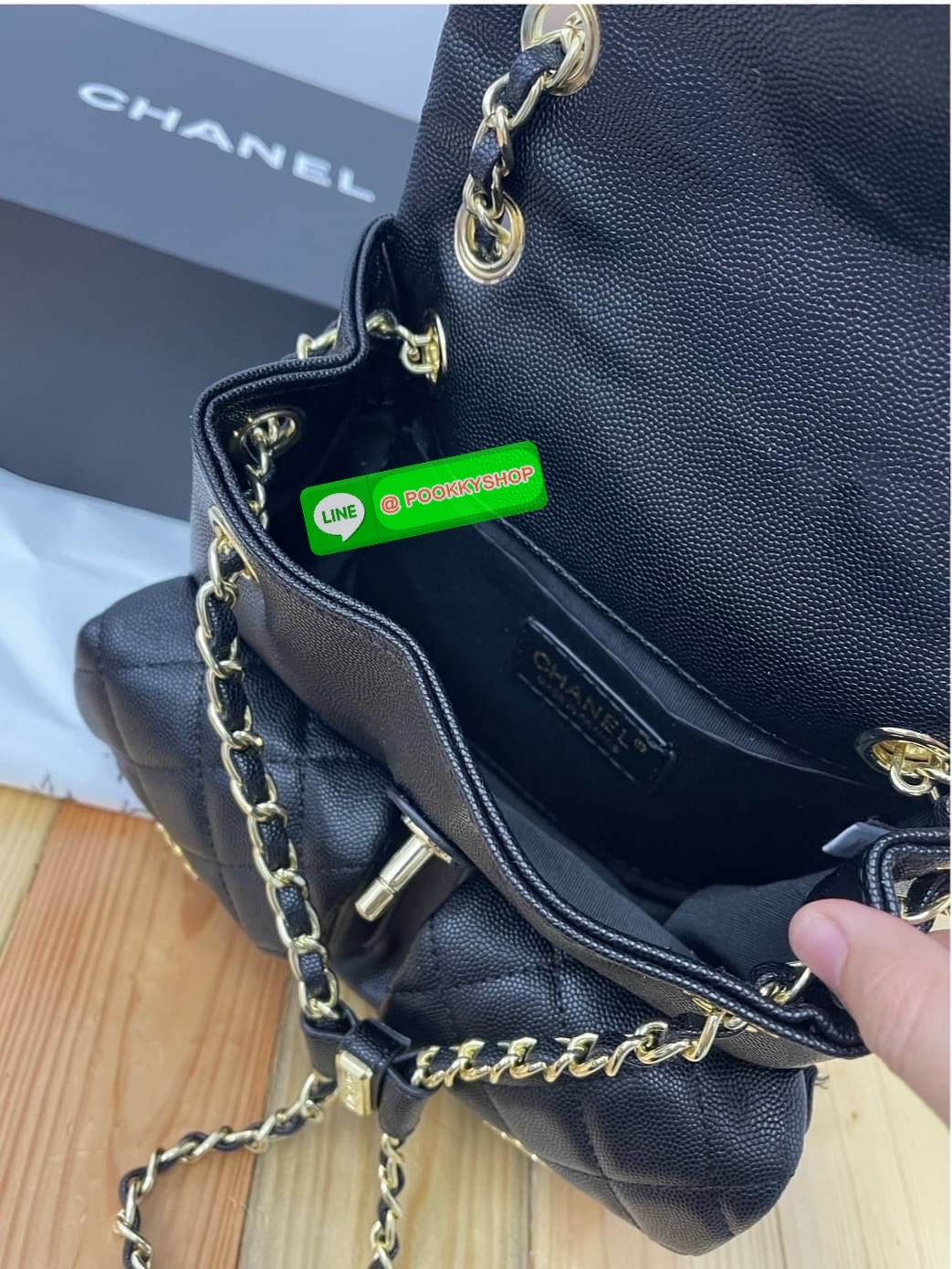 CHANEL 22A Duma Backpack in Black Lambskin Hot item! Chanel duma backpack กระเป๋าเป้ ไซส์น่ารัก ไอเท็มยอดฮิตจากเคาน์เตอร์ dutyfree รูปทรงทันสมัย วัสดุหนังแกะสัมผัสนิ่ม ดีเทลความสวยมากมาย ทั้งสายรูดเก็บปากกระเป๋า หรือจะช่องเปิดด้านหน้า ก็ดูหรูไปหมด ภายในโล