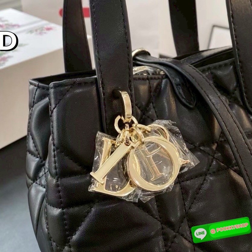 Dior Small Dior Toujours vertical tote bag 18cm กระเป๋าสะพายทรงบัคเก็ตไซส์ใหม่กะทัดรัด คลาสสิคหนังสวยหรูหราเกินราคา ดีไซน์นุ่มนวลทันสมัย ภายในโล่งกว้าง อัฟลุคปังได้ไม่ยากเลยสำหรับใบนี้ เป็นไอเท็มที่ควรมีไว้ติดบ้านอีกใบเลยน้า