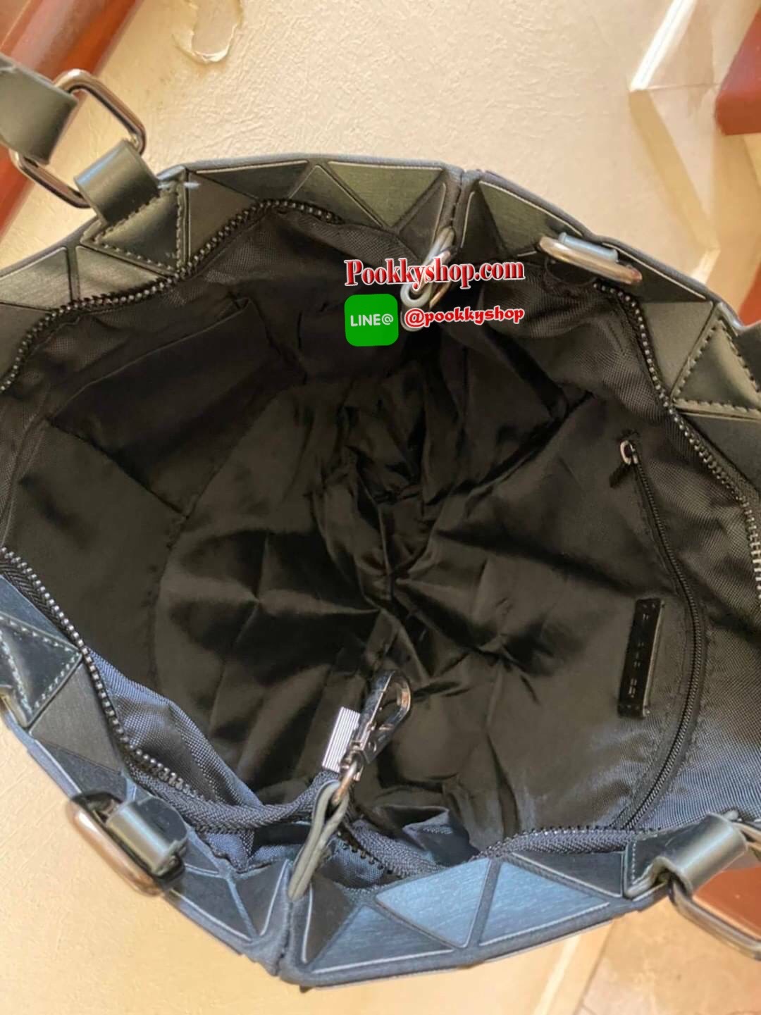 รุ่นขายดี ลาย Limited edition หายาก 👍ปรับทรงได้ 2 แบบ น่ารักมาก สวยที่สุด มาพร้อม พวงกุญแจปอมๆ เข้า set เลิศคะ กระเป๋า จากแบรนด์ David Jones กระเป๋าสะพายข้างดีไซน์เกร๋มาก สีสวยหรูมาก ขนาดกะลังดีเลย น้ำหนังเบามากคะ ภายในมีช่องเก็บของจุกจิกได้ มีถุง