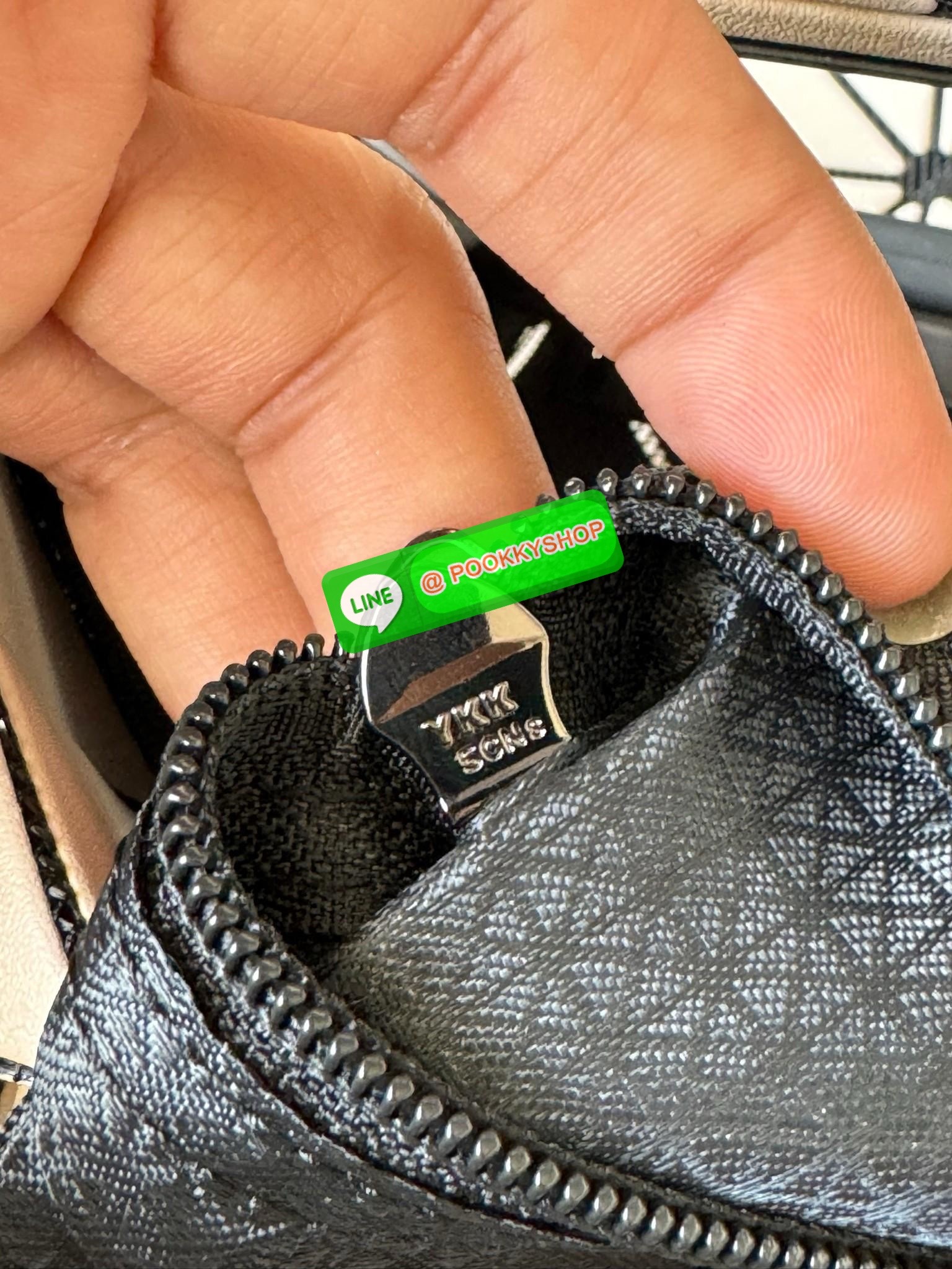 Baobao Issey Miyake large Bocca matte-finish tote bag BOCCA MATTE เป็นกระเป๋าถือรูปแบบใหม่ที่มีด้ามจับด้านในที่ช่วยให้กระเป๋าวางอยู่บนแขนหรือข้อมือได้อย่างนุ่มนวล เป็นกระเป๋าถือขนาดใหญ่นี้มีกระเป๋าด้านในพร้อมซิปที่ช่วยให้จัดเก็บได้อย่างปลอดภัย สามารถใส่แล