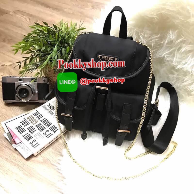 Don't Miss! PRADA MINI BACKPACK WITH POCKET Gift With Purchase Limited Edition พรีเมี่ยมกิ้ฟจากเคาน์เตอร์แบรนด์วัสดุ Nylon เนื้อหนาคุณภาพดีตามแบบฉบับของแบรนด์ ขนาดกำลังน่ารักด้านหน้ามีโลโก้แบรนด์ มี Pocket หน้า2ช่อง หัวซิปและอะไหล่ปั้มแบรนด์ เปิดปิดด