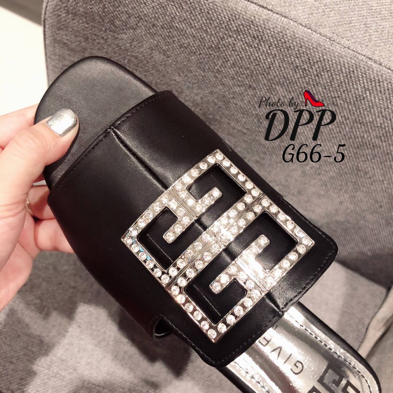 G66-5 พร้อมส่ง ฮอตๆๆๆ เลยคะ ตัวนี้ เพิ่งมาคะ แตะ givenchy เพชร ตัวใหม่ล่าสุด ปีนี้ รองเท้าแตะหน้าเพชร ส้นแบน หนังนิ่ม ทรงสวยมาก เก็บหน้าเท้าได้ดี สาวหน้าเท้ากว้างใส่ได้จ้า