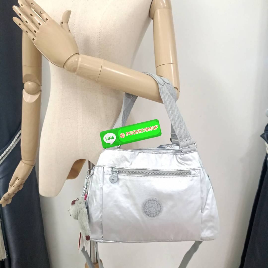 KIPLING ELISE HANDBAG กระเป๋าถือและสะพายไหล่ ขนาดกำลังพอดี จุของได้มาก มีหูจับสองสาย ถือสะดวก น้ำหนักเบา มีช่องซิป ด้านหน้า ช่อง กระเป๋าหลักเปิด-ปิดด้วยซิป มี3 ช่องว่างใส่ของได้จุมากๆ ใส่มือถือได้ กระเป๋าสตางค์ใบยาว และ เครื่องสำอางค์ได้หลายชิ้นเลยค่ะ เก็