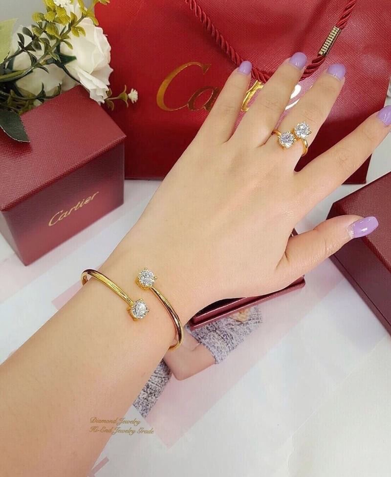 Super Hi-End Quality !!!! เซตแหวน + กำไลงานเพชรพรีเมี่ยม CZ เพชรโคลนนิ่งเหมือนเพชรแท้มากๆค่ะ รุ่นนี้เพชรคัดเกรด 6A รุ่นนี้กำไลขนาด 3 กะรัต แหวนขนาด 3 กะรัต เพชรคัด ขาว ใส เหลี่ยมเพชรเหมือนเพชรแท้เป๊ะคะ ตัวเรือนชุบ 5 ไมครอน ชุบทองหนาอย่างดีค่ะ งานเกรดเดียว