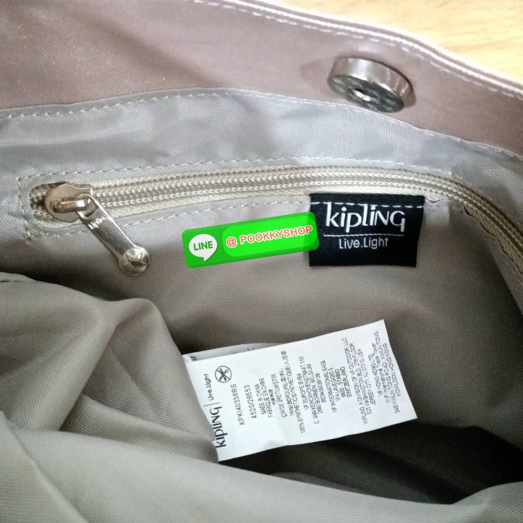 KIPLING Caralisa bag กระเป๋าถือหรือสะพาย วัสดุ Polyester เคลือบผิวกันน้ำ รุ่นใหม่จสก kipling เหมาะสำหรับวันทำงาน หรือ ใช้สะพายในชีวิตประจำวัน สามารถใส่กระดาษ A4 หรือ Ipad /Tablet ได้ถึง 11 นิ้ว